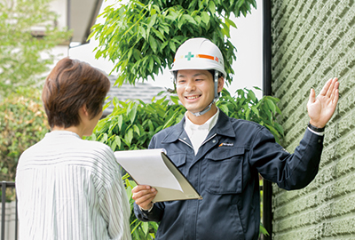 プロタイムズスタッフがお客様に説明しているところ