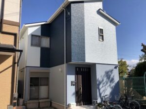 ブルーグレイ色に塗装した住宅（施工事例）