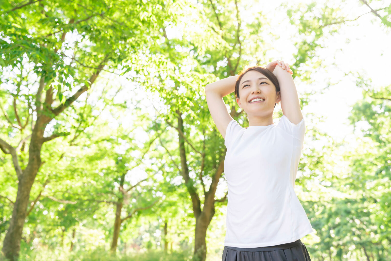 女性が公園でウォーキングしている