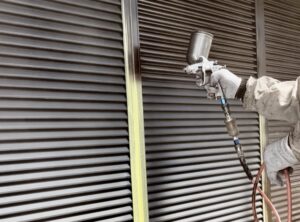 雨戸へ吹き付け塗装様子