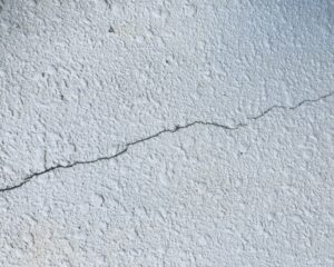 クラックが入っている外壁画像