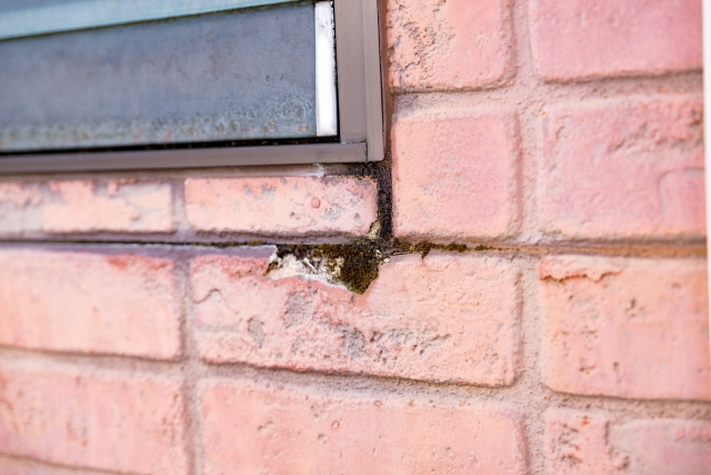 傷んでいる外壁の写真